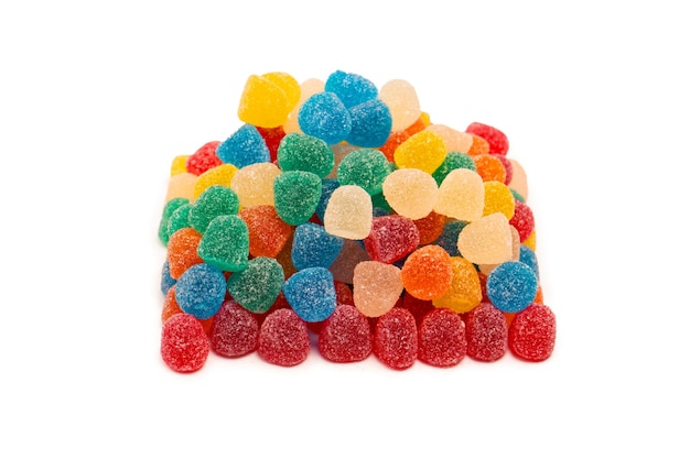 Assortiment de bonbons gélifiés colorés isolés sur fond blanc