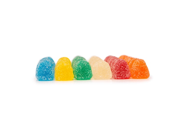 Assortiment de bonbons gélifiés colorés isolés sur fond blanc