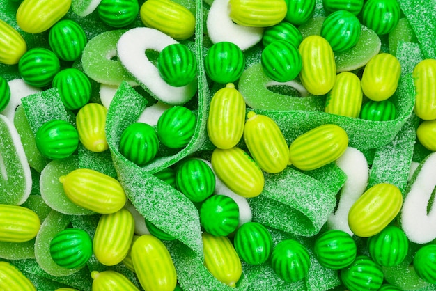 Assortiment de bonbons gommeux verts. Vue de dessus. Bonbons à la gelée.