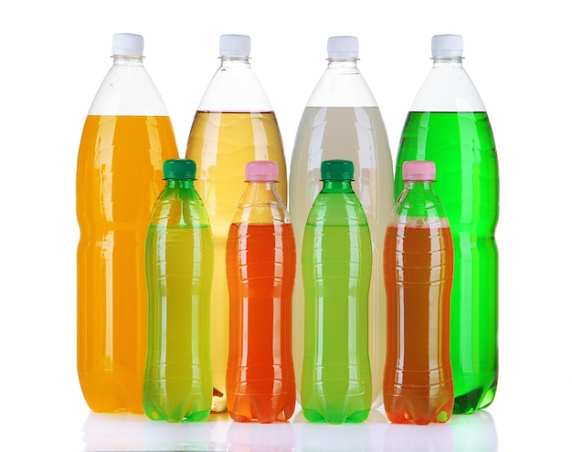 Photo assortiment de bouteilles avec des boissons savoureuses isolées sur blanc