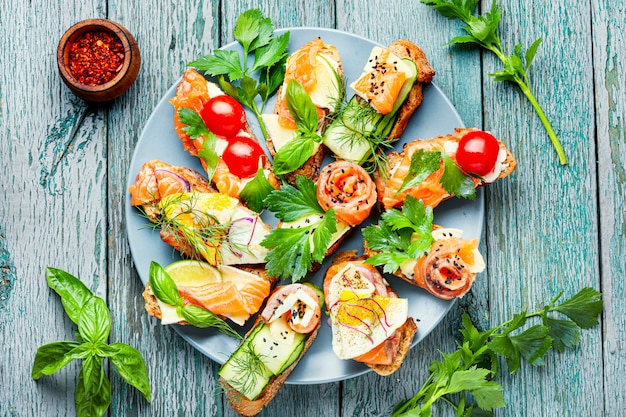 Assortiment De Bruschetta Au Poisson