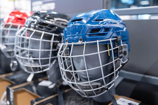Assortiment de casques de hockey en bleu et rouge avec visors affichage du magasin