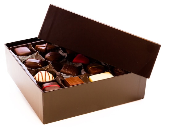 Assortiment de chocolats gourmands en coffret.