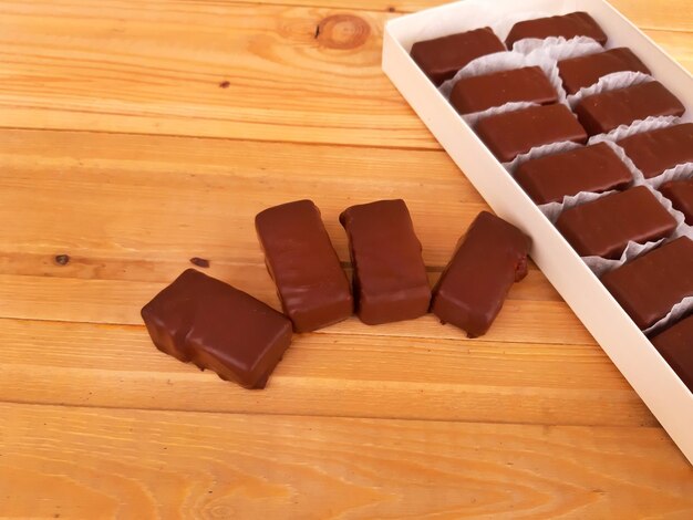 Assortiment De Chocolats Sucrés Dans Une Boîte Sur Fond De Bois