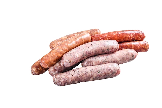 Assortiment de chorizos crus isolés sur fond blanc