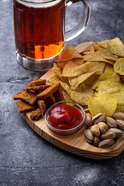 Assortiment de collation. Chips, pistaches, nachos et cacahuètes