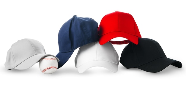 Photo un assortiment coloré de casquettes de baseball et une balle sur fond blanc