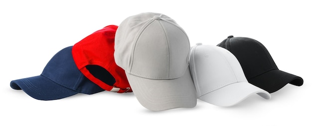 Un assortiment coloré de casquettes de baseball et une balle sur fond blanc