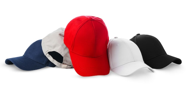 Un assortiment coloré de casquettes de baseball et une balle sur fond blanc