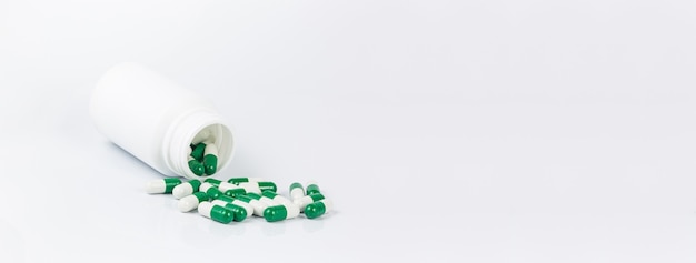 Assortiment de comprimés et capsules de pilules de médecine pharmaceutique et bouteille sur fond blanc