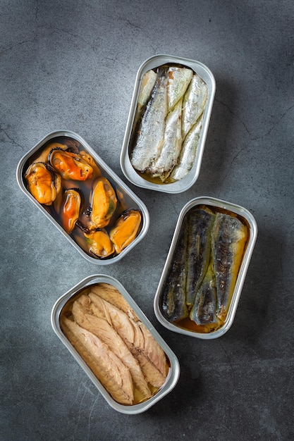 Assortiment de conserves de poisson en conserve prêtes pour le rendez-vous nocturne