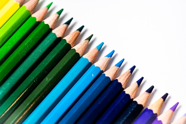 Assortiment de crayons de couleur.Crayons de dessin colorés.Crayons de dessin colorés dans une variété de couleurs