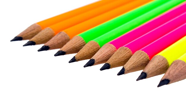 Assortiment de crayons de couleur fluorescente sur fond blanc