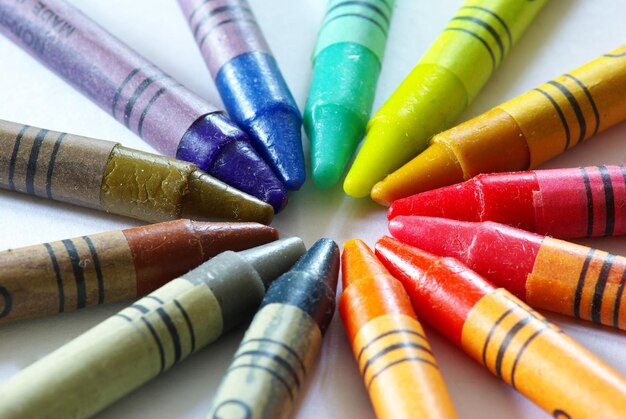 Assortiment de crayons de couleur sur fond blanc