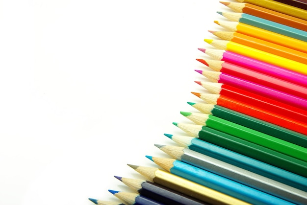 Assortiment de crayons de couleur sur fond blanc