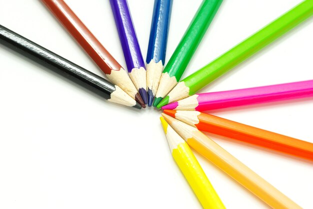 Assortiment de crayons de couleur sur fond blanc