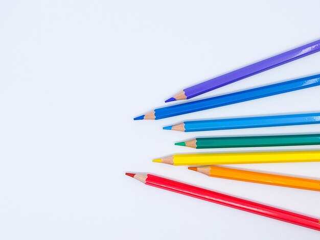 Assortiment de crayons à dessin en bois de couleur sur espace blanc