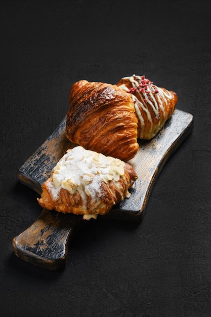 Assortiment de croissants sur plateau de service