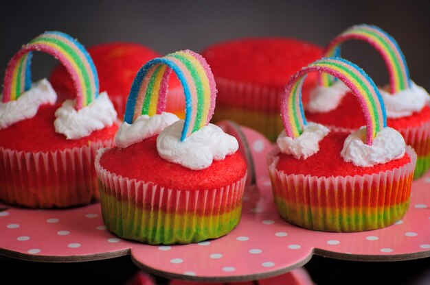 Assortiment de cupcakes arc-en-ciel