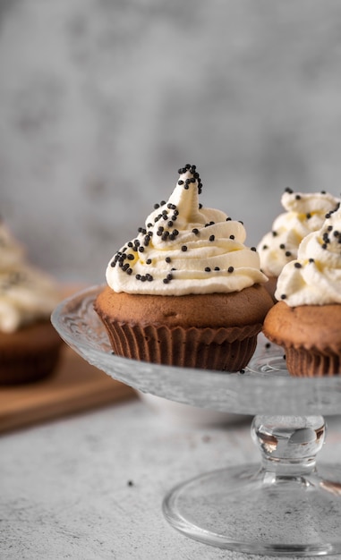 Photo assortiment de cupcakes savoureux sur support en verre