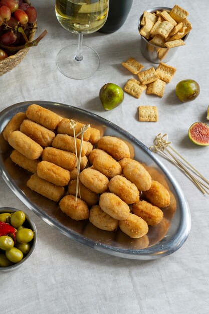 Assortiment de délicieuses croquettes espagnoles