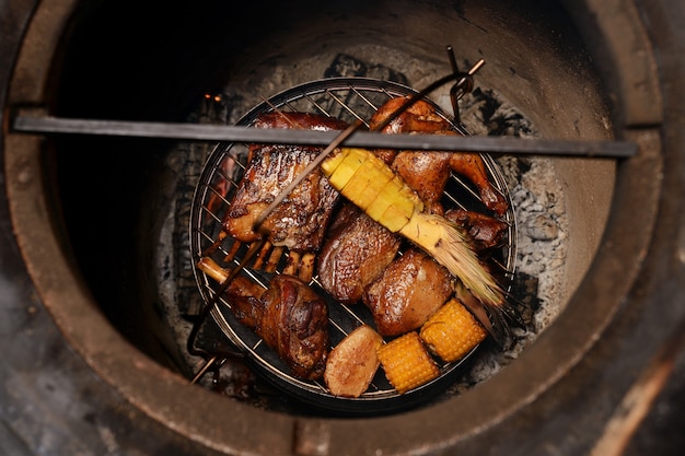 Assortiment De Délicieuses Viandes Grillées Avec Des Légumes Sur Les Braises Sur Un Barbecue