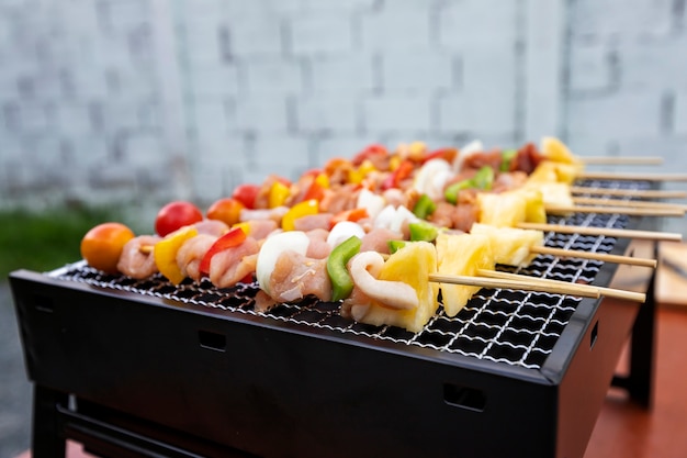 Assortiment de délicieux barbecue avec de la viande et des légumes sur le poêle