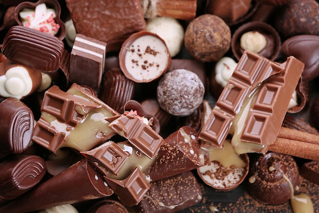 Assortiment de délicieux bonbons au chocolat et gros plan de cannelle