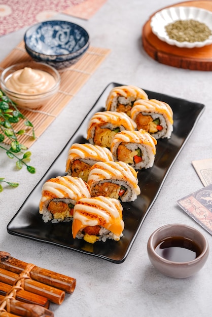 Assortiment de délicieux rouleaux de sushi