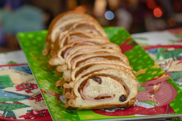 Photo un assortiment de délicieux sandwichs sur une assiette verte