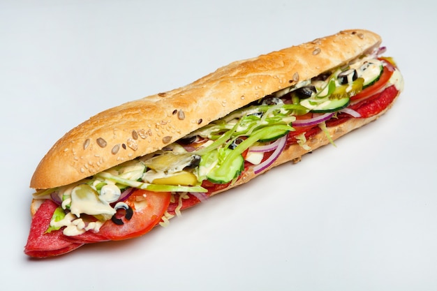 Assortiment de délicieux sandwichs baguettes.