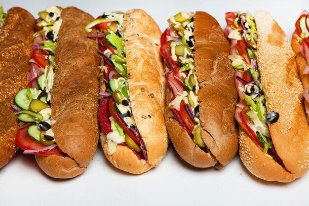 Assortiment de délicieux sandwichs baguettes.