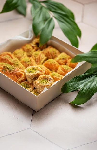 Assortiment de dessert de baklava turc dans une boîte