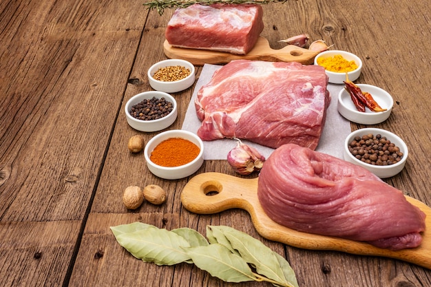 Assortiment de différentes coupes de porc frais. Viande crue aux épices. Filet, omoplate, cou