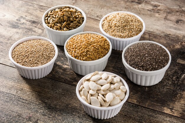 Assortiment De Différentes Graines Dans Un Bol Sur Une Table En Bois Citrouille, Lin, Chia, Tournesol Et Graines De Sésame