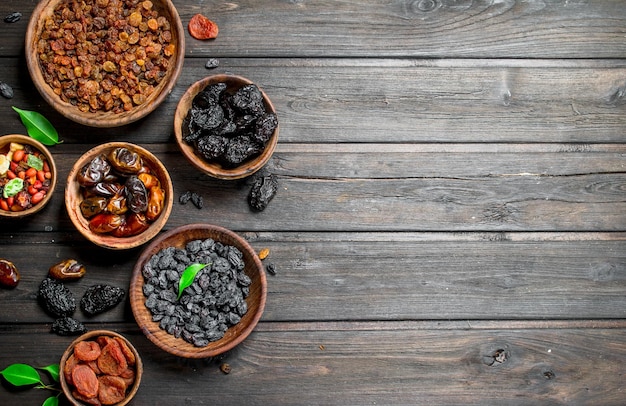 Photo assortiment de différentes sortes de fruits secs dans des bols