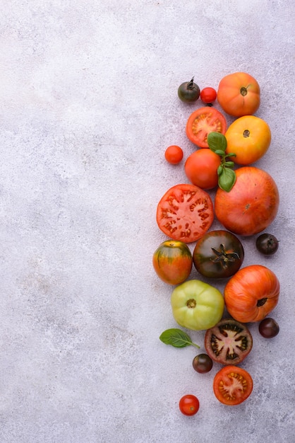 Assortiment de différentes tomates colorées