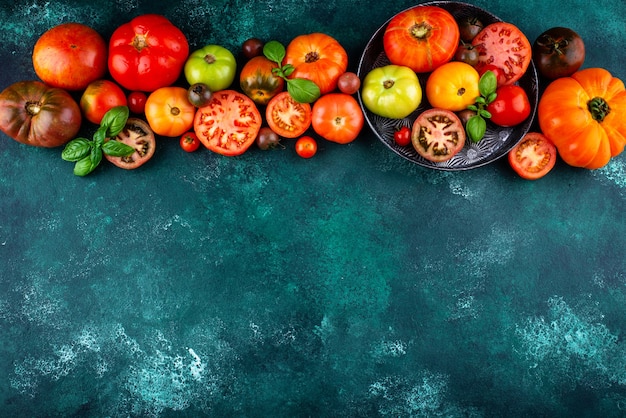 Assortiment de différentes tomates colorées
