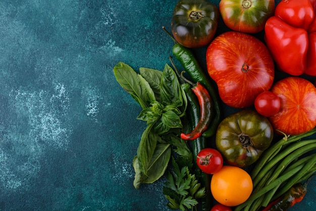 Assortiment de différentes tomates poivre et basilic