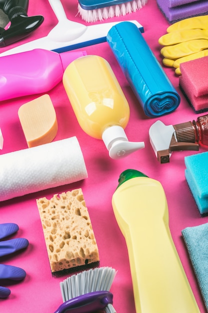 Assortiment de différents produits de nettoyage pour la maison
