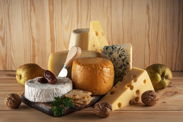 Assortiment de différents types de fromages sur table en bois. Du fromage.