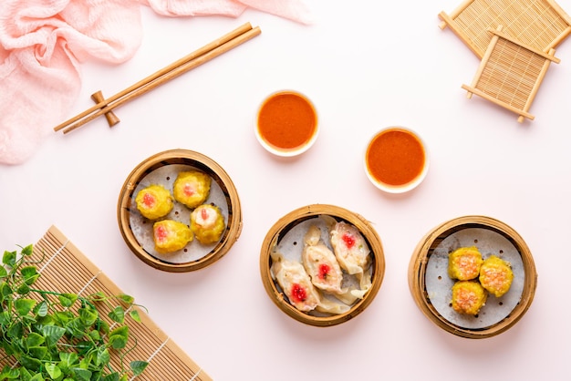 Assortiment de Dimsum chinois dans un panier en bambou