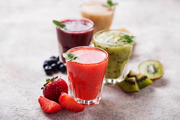 Assortiment de divers smoothies santé