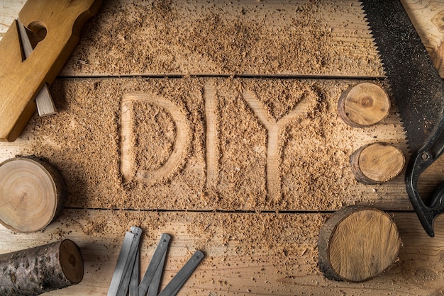 Assortiment d'éléments d'artisanat en bois avec mot de bricolage