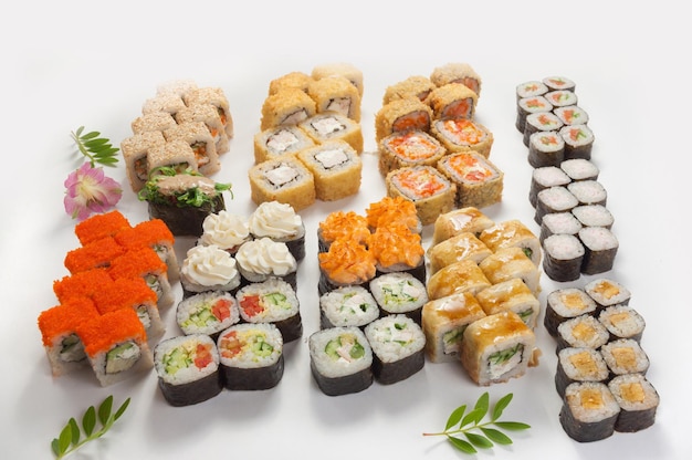 Assortiment ou ensemble de rouleaux de sushi sur fond blanc