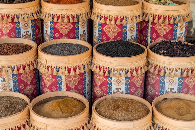 Photo assortiment d'épices et d'herbes turques dans des bols en bois. épices du marché turc telles que le safran, le sumac et le thym. cumin, romarin et isot.