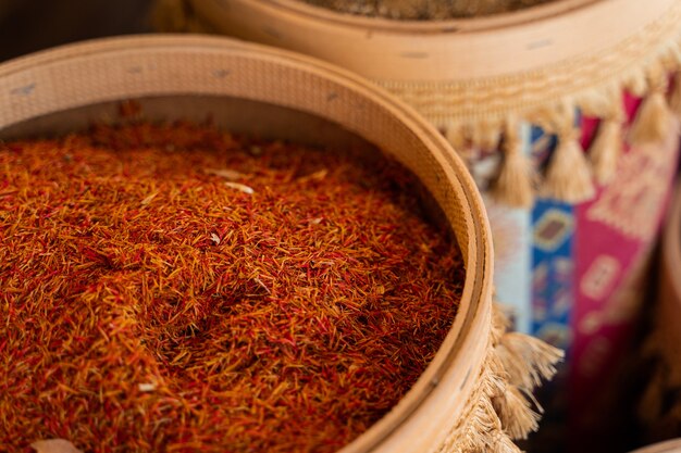 Assortiment d'épices et d'herbes turques dans des bols en bois. Épices du marché turc telles que le safran, le sumac et le thym. Cumin, romarin et isot.