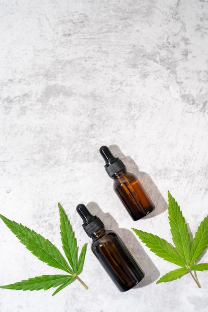 Assortiment de feuilles de cannabis et de bouteilles d'huile