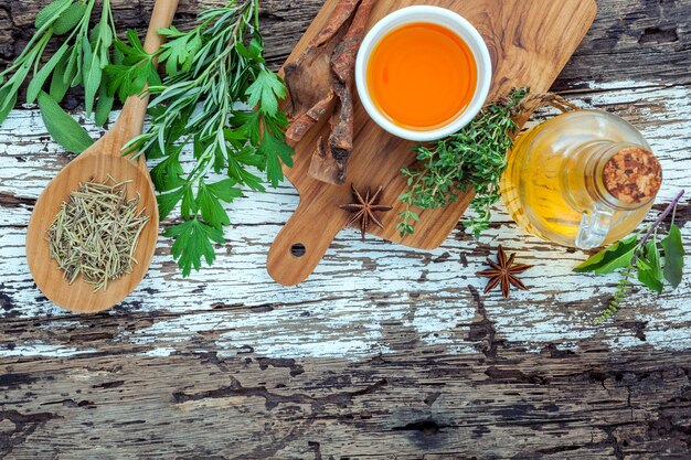 Assortiment de fond en bois d&#39;herbes.