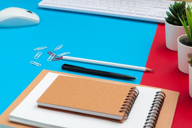 Assortiment de fournitures de bureau et accessoires technologiques, table de travail moderne, vue de dessus